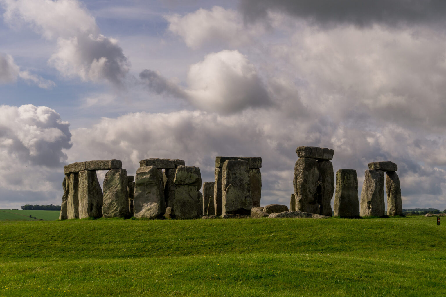 Stonehenge vu du nord, avec la plaine du Wiltshire alentour